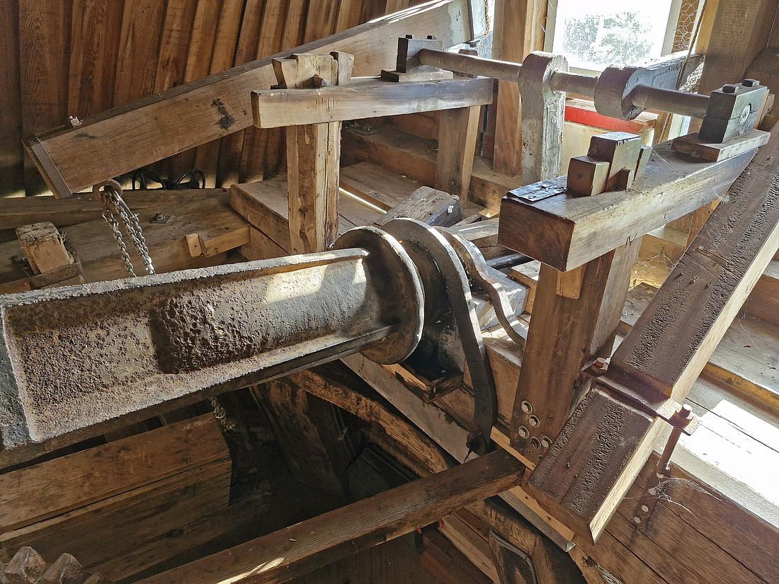 20, Molen 00475 De Eolus (Den Ham), Rob Hoving (16-09-2026)Het peneinde van de bovenas met het zwichtmechanisme. | Database Nederlandse molens