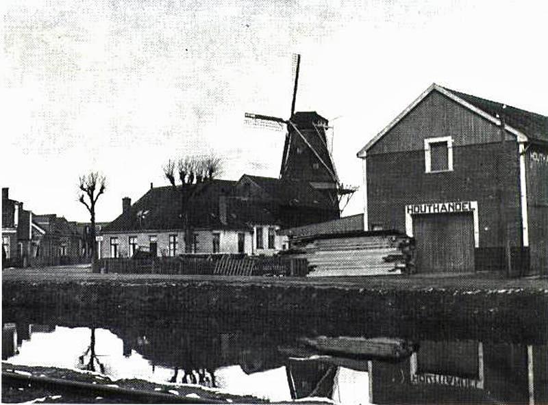 4, Molen 00687 Molen Smid / Molen Busch (Assen), Een foto uit 1934 van de Drentsche Houthandel BV aan de Molenstraat, bezit van de familie Westra van Holthe. De grondlegger van deze oude houthandel was Aalt Willem van Holthe, die in 1818 in Assen een houtzaagmolen kocht. Daarnaast handelde hij in bouwmaterialen, eikenschors (gebruikt voor het looien van leer) en ook in onroerende goederen. Bovendien was hij eigenaar van de grote Havenzate Oldengaerde bij Dwingeloo. | Database Nederlandse molens