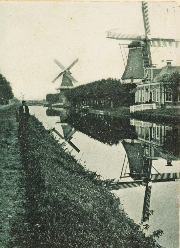 1, Molen 00468 d De Meeuw (Groningen), Afbeelding collectie DHM
Links molen De Meeuw, rechts molen de Concordia | Database Nederlandse molens