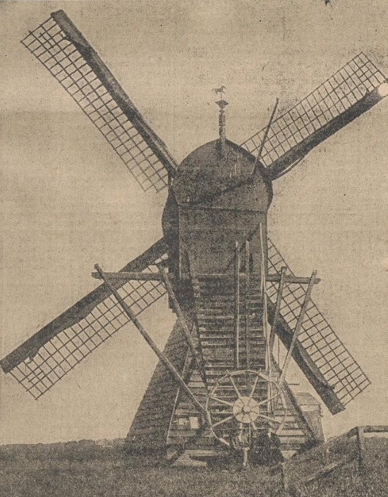 Molen 01047 Oosteinderpolder, De Oosteinder (Hillegom), De foto stond in de Nieuwe Haarlemsche Courant van 26 oktober 1928.
Het onderschrift van de foto verteld dat de molen vervangen zal worden door een machinaal gemaal.&nbsp; | Database Nederlandse molens