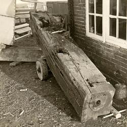 As g.n., Hazenberg, Bernard Dijk (02-05-1972)Een deel van de houten bovenas is in 1925 als windpeluw hergebruikt. Op deze foto werd de windpeluw vervangen. Het zwichtgat voor de zelfzwichting is zichtbaar. | Database Nederlandse molens