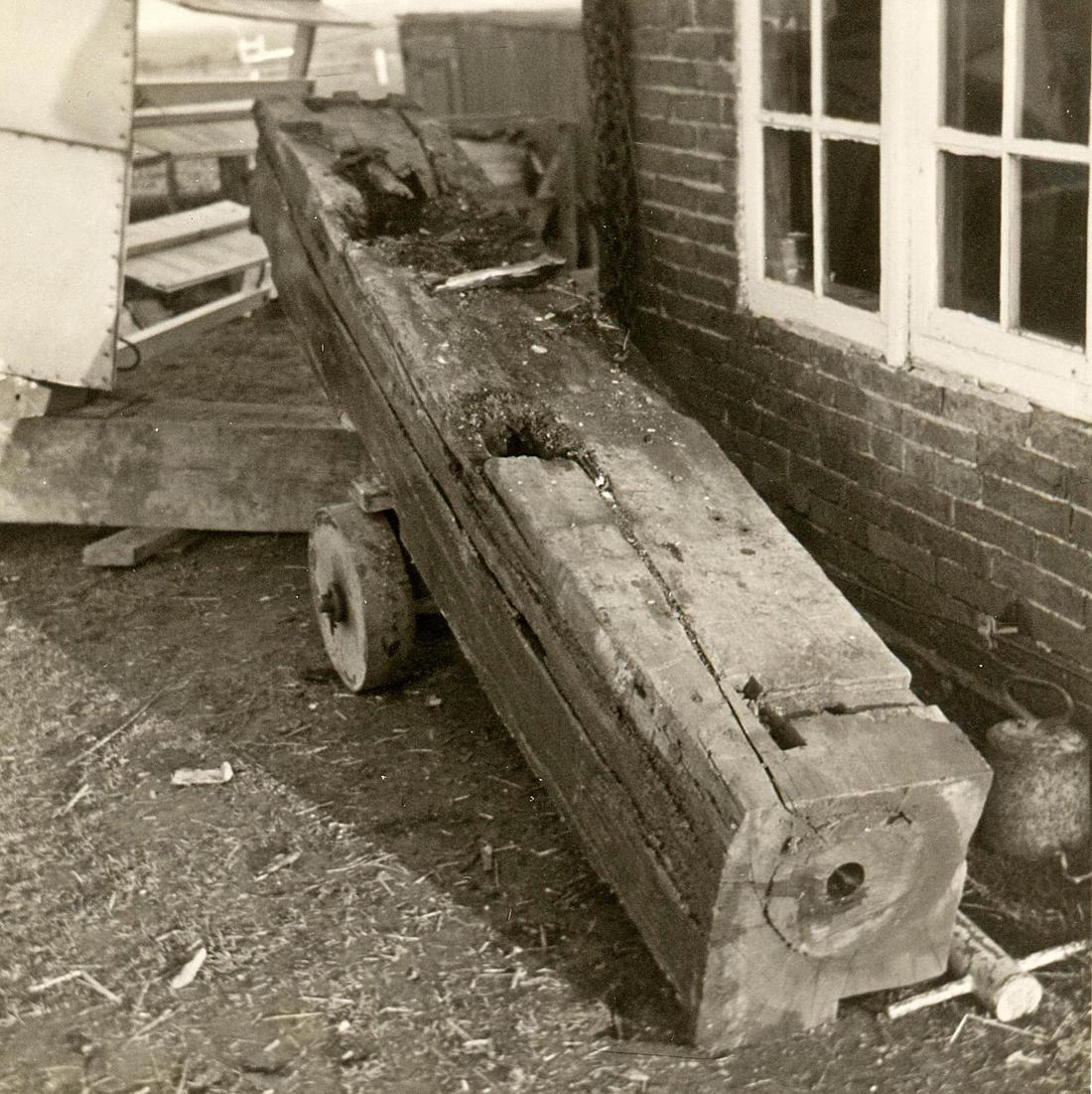 1, As g.n., Hazenberg, Bernard Dijk (02-05-1972)Een deel van de houten bovenas is in 1925 als windpeluw hergebruikt. Op deze foto werd de windpeluw vervangen. Het zwichtgat voor de zelfzwichting is zichtbaar. | Database Nederlandse molens