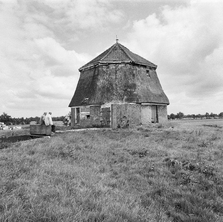 3, Molen 04450 b Polder De Bombay, De Bombay (Doezum), VervaardigerWal, A.J. (Ton) van der - Fotograaf
Vervaardigingsdatum 08-1989Rechthebbende&nbsp;Rijksdienst voor het Cultureel Erfgoed | Database Nederlandse molens