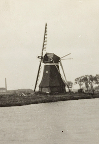 Molen 04426 h Kleine Oostwolderpolder, De Poffert (Oostwold), foto uitsnede van grotere afb. coll. GMA
Foto is een geschenk van B. v.d. Veen 30/5/1926. | Database Nederlandse molens