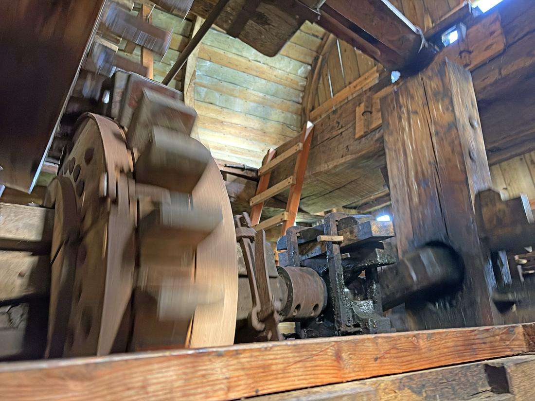 23, Molen 10690 De Poelenburg (ook: De Gekroonde Poelenburg) (Zaandam), Bernhard IJskes (22-09-2026)Opname varkenswiel met krukas en een van de wuifelaars.&nbsp;&nbsp; | Database Nederlandse molens