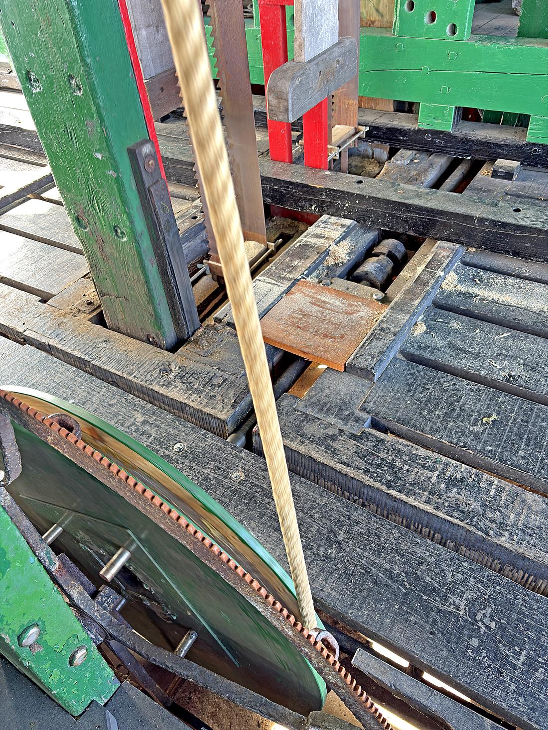 17, Molen 10690 De Poelenburg (ook: De Gekroonde Poelenburg) (Zaandam), Bernhard IJskesDetails van het terughaal-mechanisme van de zaagslede(s). | Database Nederlandse molens