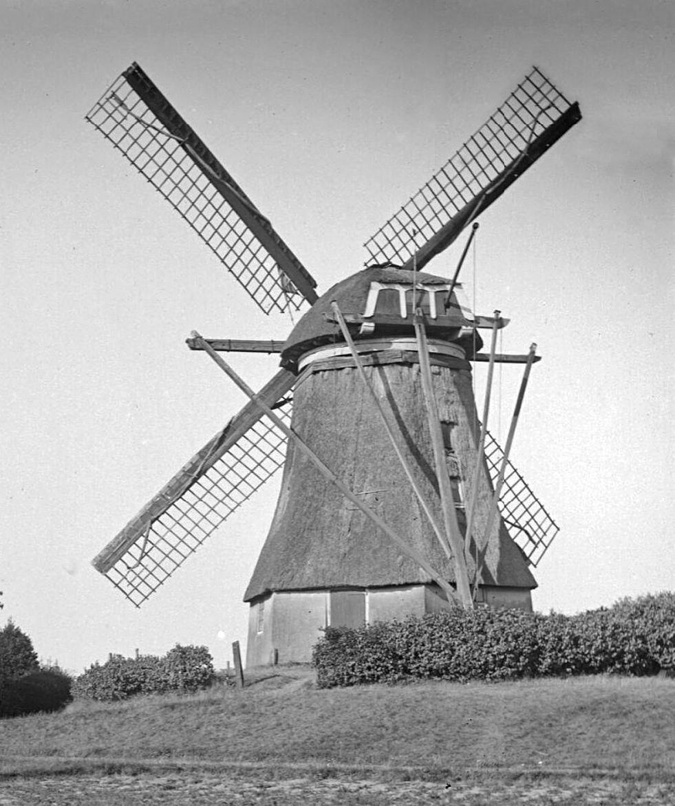 Molen 01790 bis Molen van Puijk (Blaricum), Foto collectie: Noord-Hollands Archief in Haarlem.De molen is in 1921 buiten bedrijf gekomen; op de foto zitten de zeilen er nog aan. De binnenroede is in 1916 afkomstig van de standerdmolen van Huizen (verplaatst naar Arnhem) en zijn hier een halve heklat tekort.&nbsp; | Database Nederlandse molens