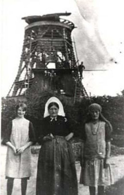 7, Molen 01790 bis Molen van Puijk (Blaricum), Opname april 1928, met mevr. Wiesing uit Huizen met haar dochters. | Database Nederlandse molens