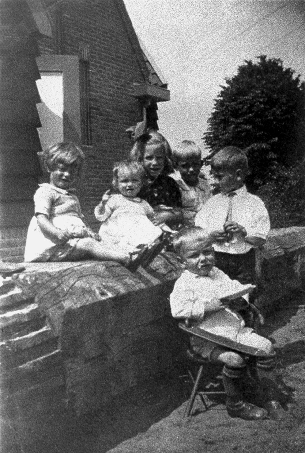 2, Molen 01790 bis Molen van Puijk (Blaricum), De kinderen op de houten bovenas met links Net-Borsen-Jabobs. De as is ontdaan van ijzeren schenen. Het huis op de achtergrond is 1929-'30 nieuw gebouwd op de plaats van de molen.
Collectie Martin E. van Doornik | Database Nederlandse molens