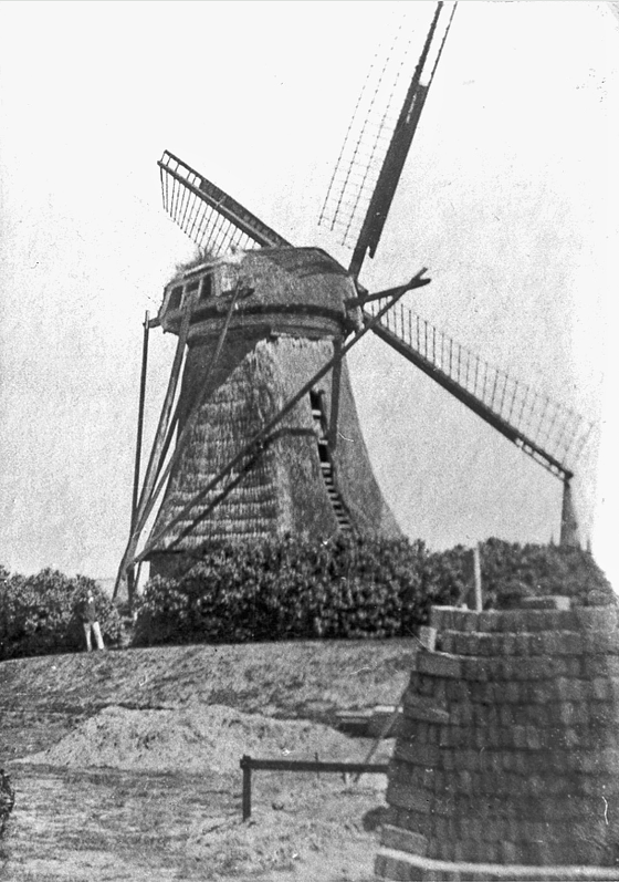 6, Molen 01790 bis Molen van Puijk (Blaricum), Foto's rond 1925, de molen in verval; collectie Martin E. van Doornik | Database Nederlandse molens