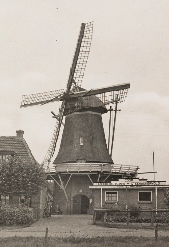 Molen 02757 Molen van Toet (Wapserveen), deel van Ansichtkaart coll. DHM
uitg. Warenhuis Wapserveen; Drukker Jos Pe, Arnhem | Database Nederlandse molens