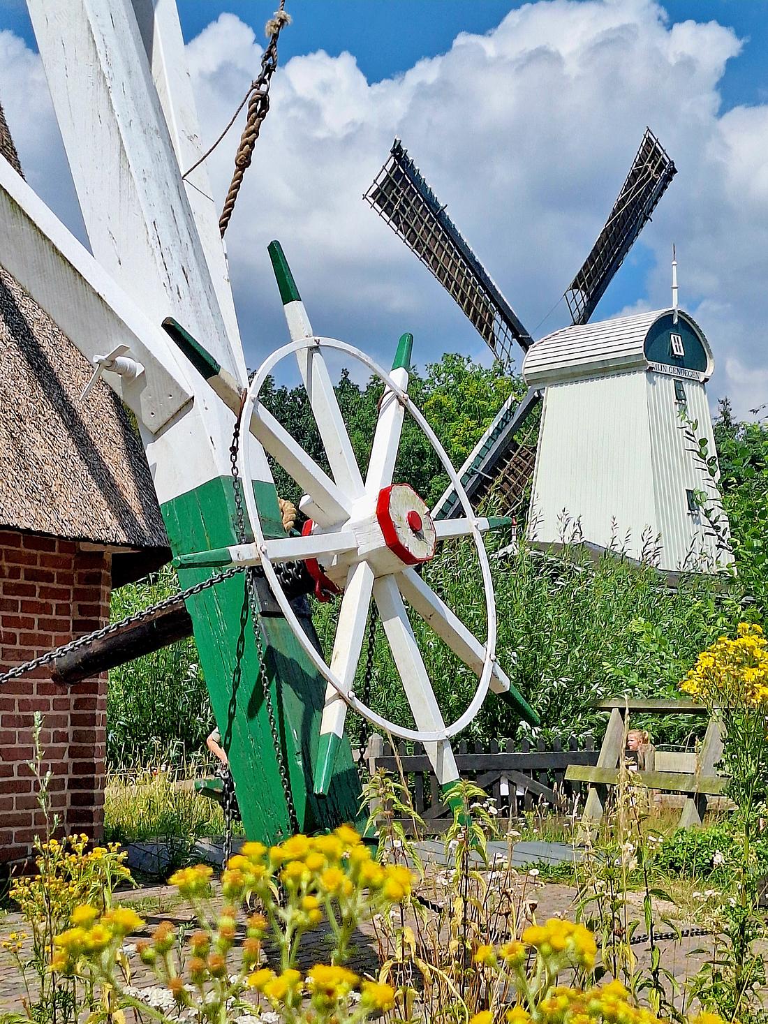 7, Molen 06907 (poldermolen) (Arnhem), Jay Verkerk (17-07-2026)De kruihaspel met paltrok Mijn Genoegen op de achtergrond. | Database Nederlandse molens