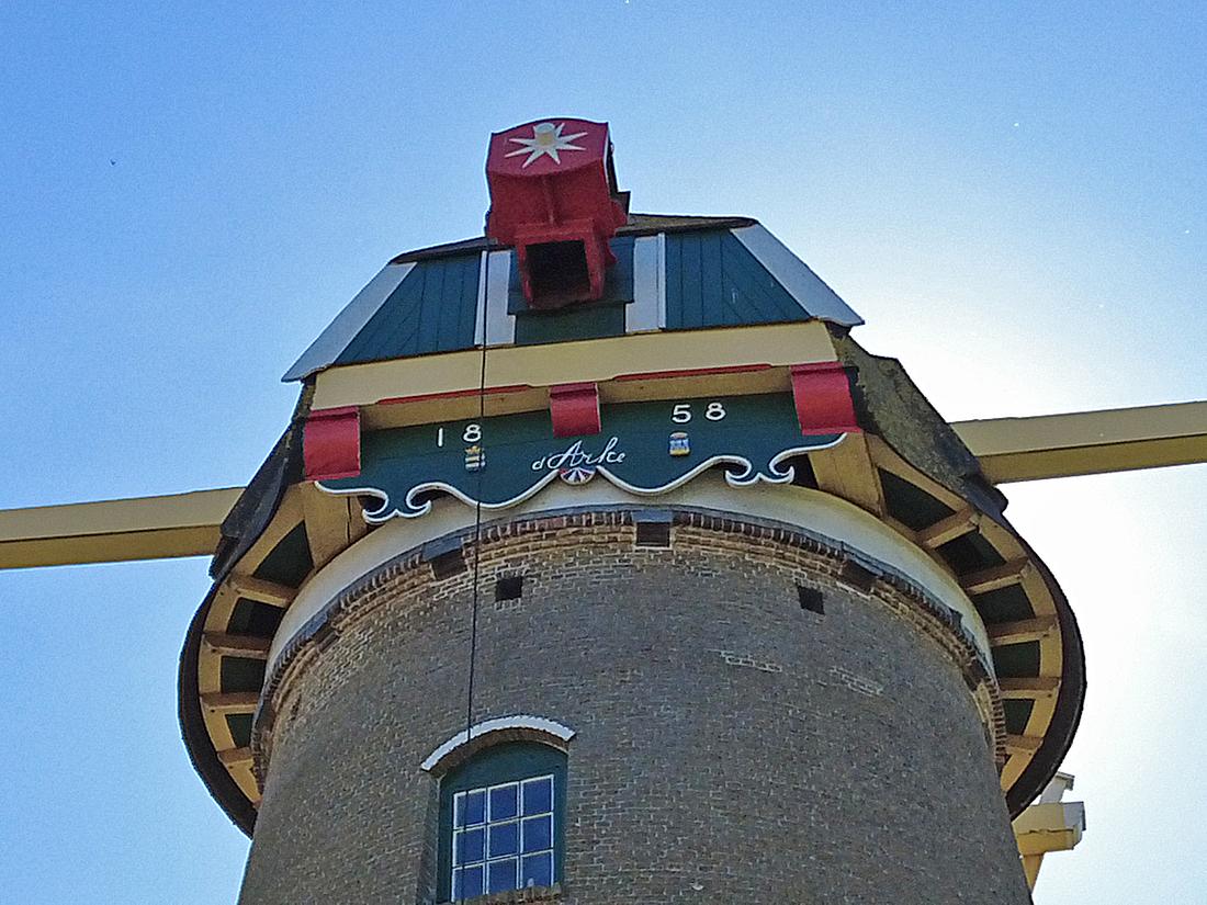5, Molen 03548 d'Arke (Oostkapelle), Oscar Mol (30-04-2026)De kap zonder gevlucht na het strijken van de oude roeden. | Database Nederlandse molens