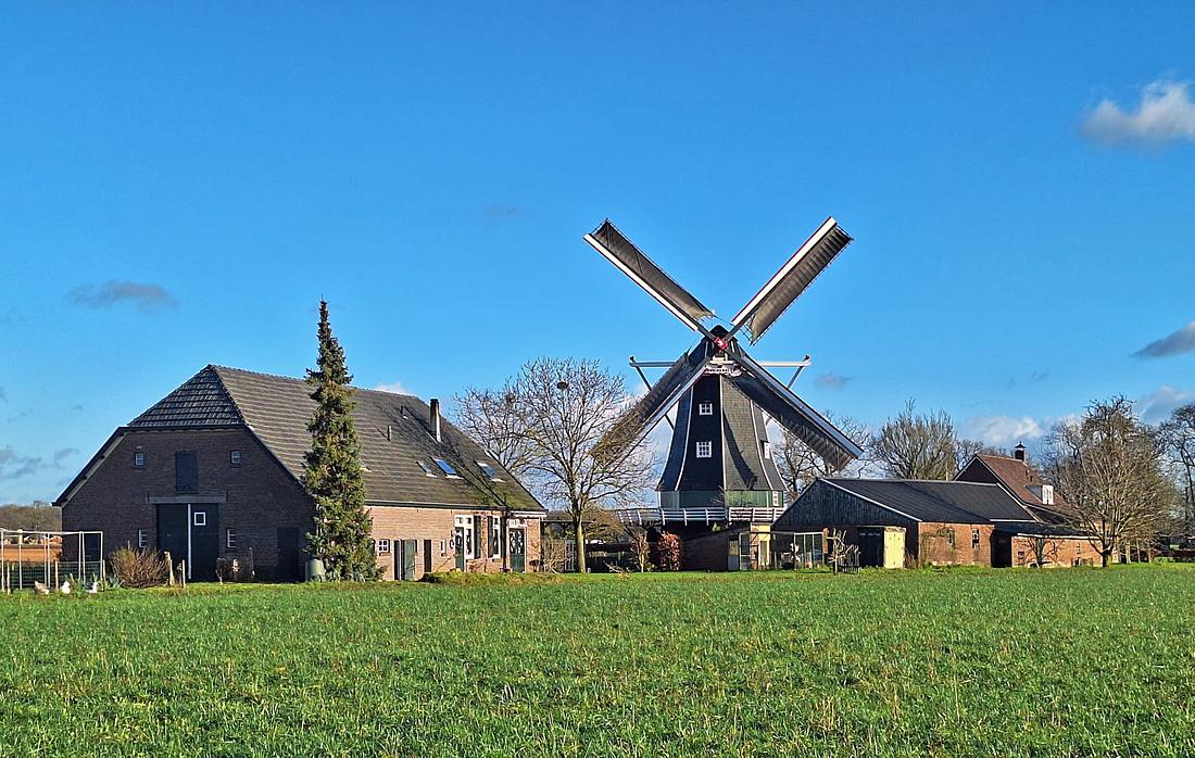 3, Molen 03123 Benninkmolen (Doetinchem), Jay Verkerk (02-01-2025)Een dergelijke ensemble zoals vanouds met molen, woonhuis en diverse bijgebouwen, treft men tegenwoordig niet meer overal aan. De bedrijvigheid spat er zo vanaf.&nbsp; | Database Nederlandse molens
