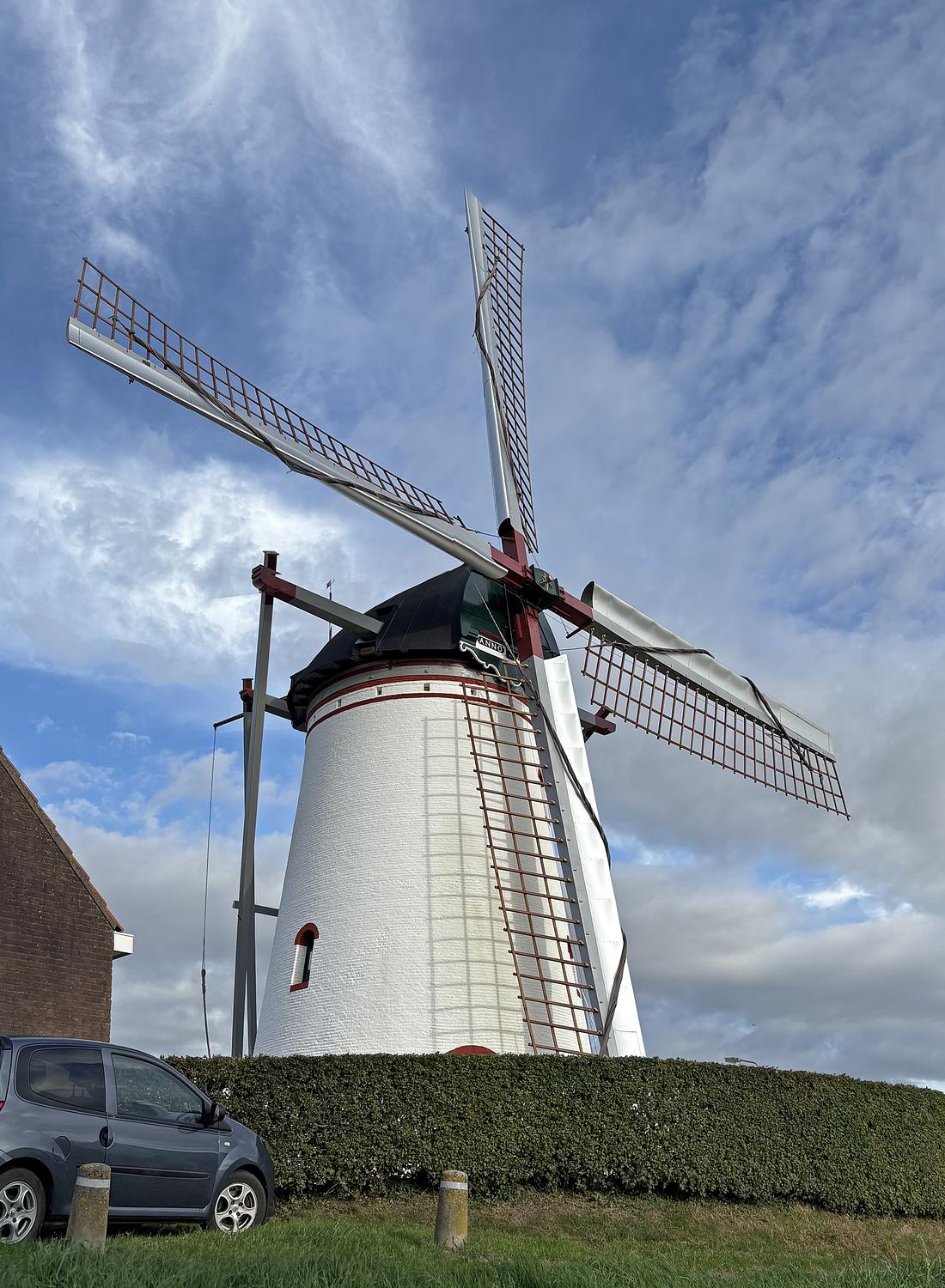 Molen 01875 (Naamloos) (Stavenisse), Bram de Vries (07-09-2026)De molen weer trots op de dijk, met de nieuwe kleurstelling na de restauratie. | Database Nederlandse molens