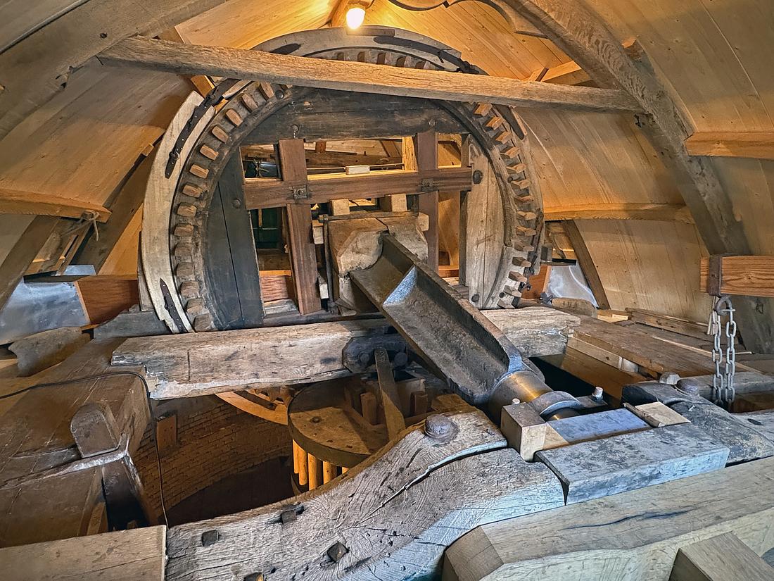 17, Molen 01875 (Naamloos) (Stavenisse), Bram de Vries (07-09-2026)Boven in de gerestaureerde kap, mét de andere as. | Database Nederlandse molens