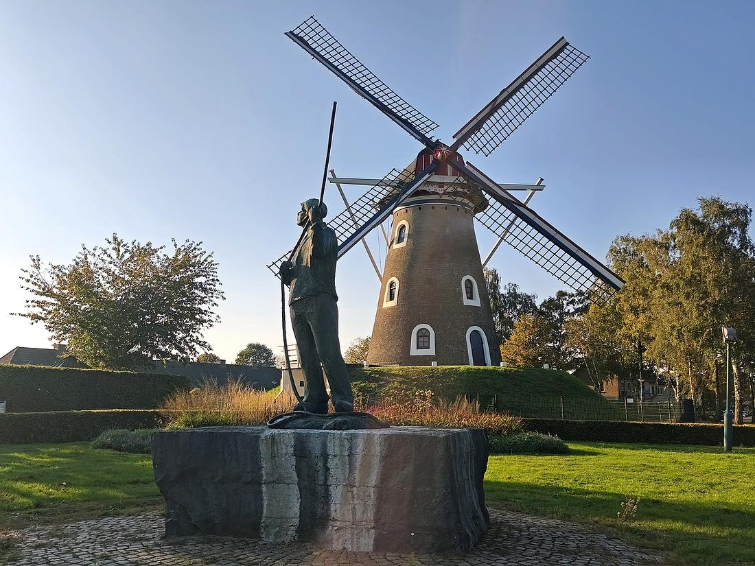2, Molen 01562 De Leest (Lieshout), Rens Essinger (04-10-2026)De molen na de Peelandse Molendag in de lange rust. | Database Nederlandse molens