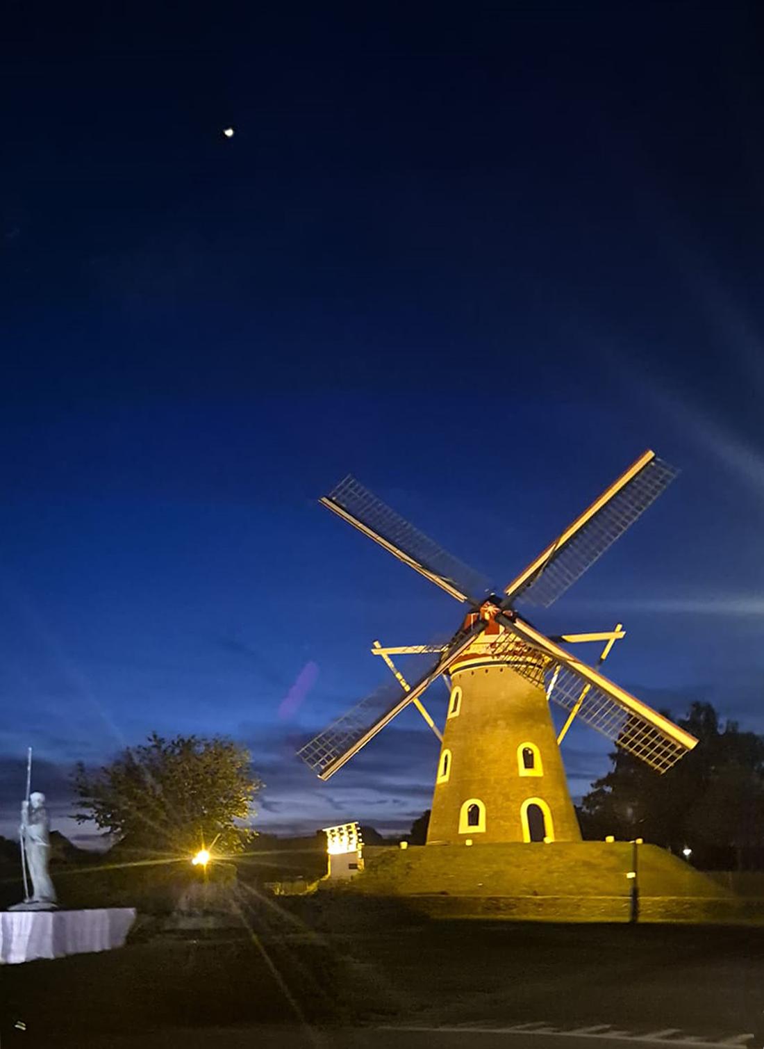 3, Molen 01562 De Leest (Lieshout), Rens Essinger (04-10-2026)De molen in het sfeervolle schemerduister. | Database Nederlandse molens