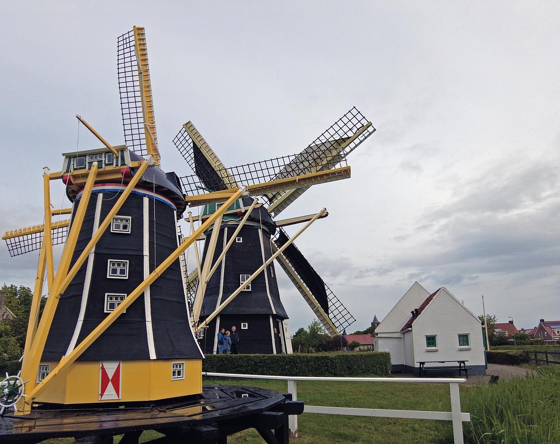 3, Molen 03550 (Naamloos) (Aagtekerke), Oscar Mol (28-08-2026)De molen met ervoor de gerestaureerde „Unicum”, ooit gebouwd door de bekende en legendarisch geworden Zeeuwse molenmaker Klaas de Troye. | Database Nederlandse molens
