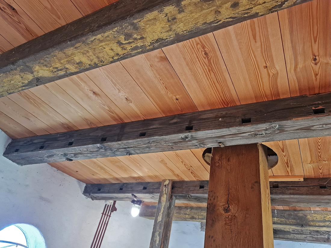 12, Molen 01555 St. Antonius (Eerde), Pieter Zuijkerbuijk (03-10-2026)Houten borstroede als twee balken op de luizolder, deze zijn afkomstig van De Akkermolen in Zundert.&nbsp; | Database Nederlandse molens