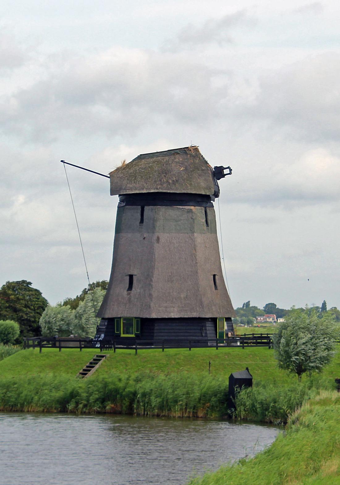 5, Molen 00116 Bovenmolen G (Schermerhorn), Denis Van Cronenburg (13-08-2021)De molen met wat rietschade op de kap en uitgenomen roeden. | Database Nederlandse molens