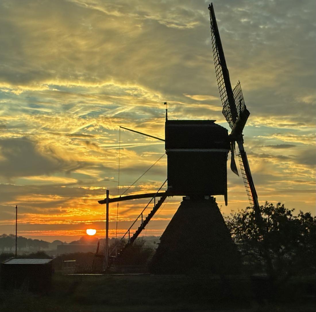 2, Molen 01052 Oukoper Molen (Nieuwer Ter Aa), Dick Nieuwenburg (07-10-2026)De Oukoper Molen bij zonsopgang. | Database Nederlandse molens