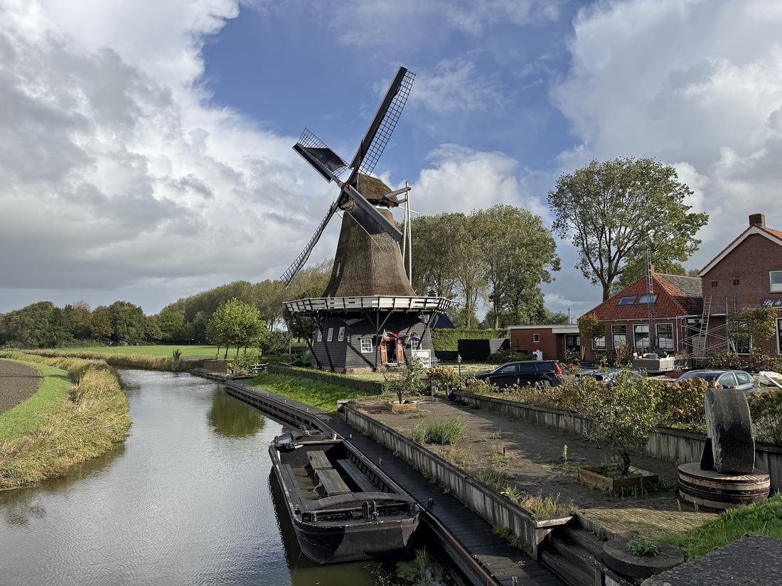 1, Molen 03033 Vrouwbuurstermolen (Vrouwenparochie), Job de Groen (10-10-2026)De molen en zijn omgeving. Maar die bomenrij.... | Database Nederlandse molens