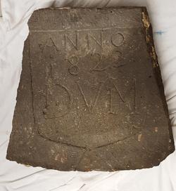 Molen Zoekplaatje 29 (), Deze 'gevelsteen' gemaakt van een oude molensteen, bevindt zich in het museum Hert fan Fryslân . Daar willen ze graag weten wat de letters DVM betekenen en of deze gevelsteen in een molen gezeten heeft.
Het is ook mogelijk dat de steen voor een ander gebouw diende.
We zoeken ook naar een korenmolen die voor 1822 verdwenen is en die dan in de buurt van Grou stond. Dit stuk steen werd gevonden in een weiland te Friens.
En zodra we dat weten, kunnen we hem ook in de molendatabase een plekje geven,
Wie wil helpen om dit uit te zoeken, alvast bedankt | Database Nederlandse molens