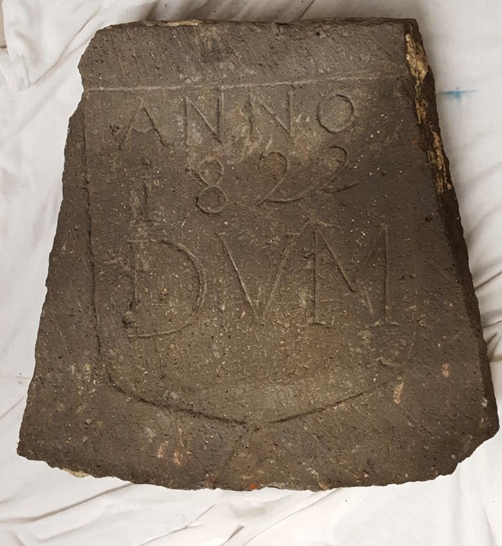 Molen Zoekplaatje 29 (), Deze 'gevelsteen' gemaakt van een oude molensteen, bevindt zich in het museum Hert fan Fryslân . Daar willen ze graag weten wat de letters DVM betekenen en of deze gevelsteen in een molen gezeten heeft.
Het is ook mogelijk dat de steen voor een ander gebouw diende.
We zoeken ook naar een korenmolen die voor 1822 verdwenen is en die dan in de buurt van Grou stond. Dit stuk steen werd gevonden in een weiland te Friens.
En zodra we dat weten, kunnen we hem ook in de molendatabase een plekje geven,
Wie wil helpen om dit uit te zoeken, alvast bedankt | Database Nederlandse molens