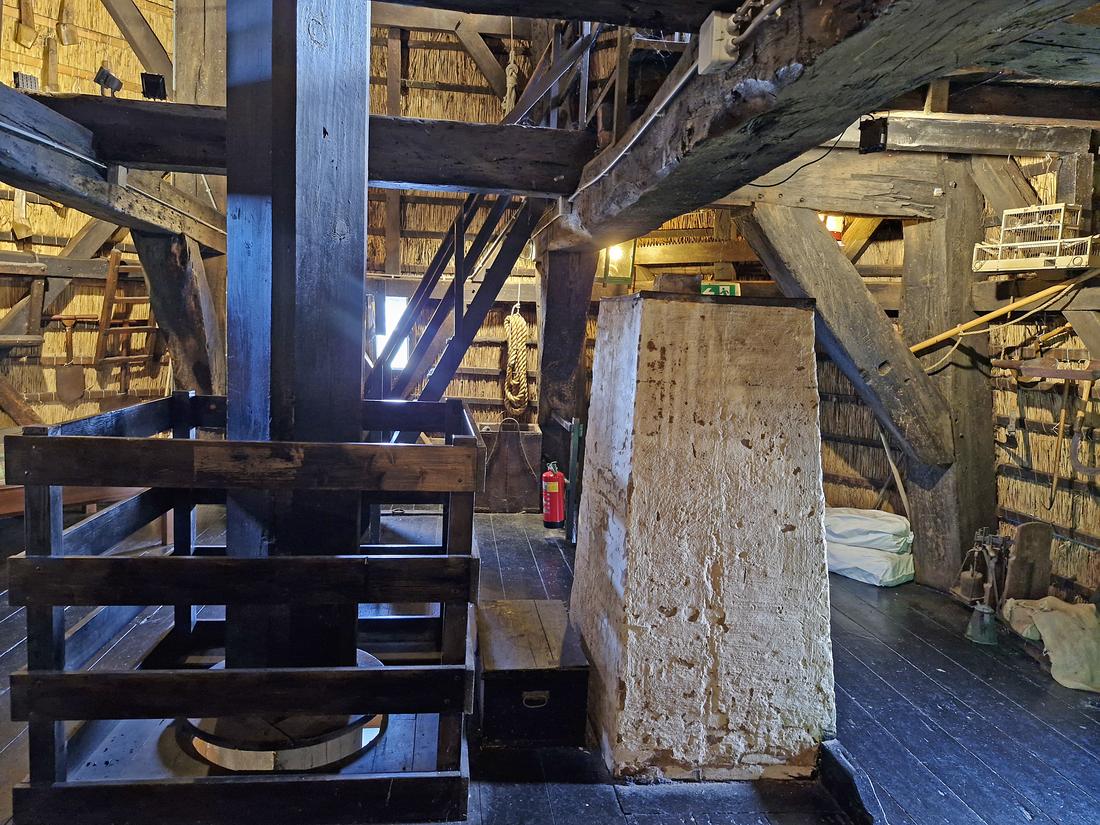 10, Molen 00129 Ondermolen D (Museummolen) (Schermerhorn), Rob Hoving (03-10-2026)Zicht op de tussenzolder met de schoorsteen van de woning. | Database Nederlandse molens
