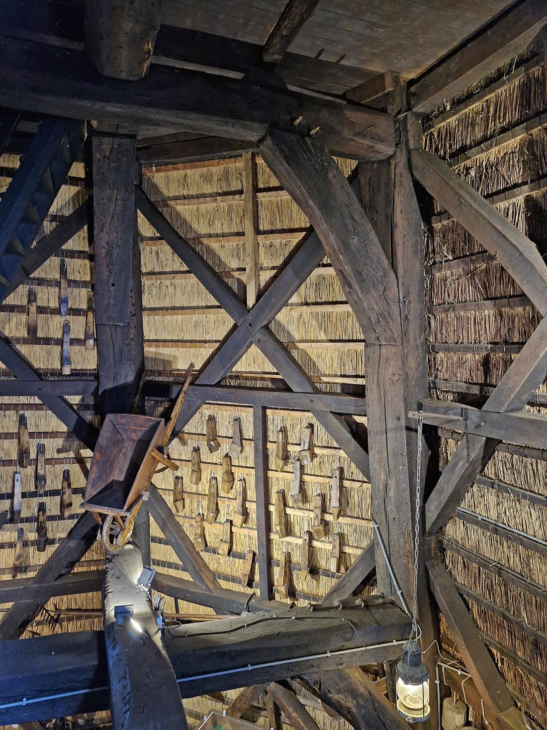 11, Molen 00129 Ondermolen D (Museummolen) (Schermerhorn), Rob Hoving (03-10-2026)Constructie van het eiken achtkant, zwart door roet van de kachel. | Database Nederlandse molens