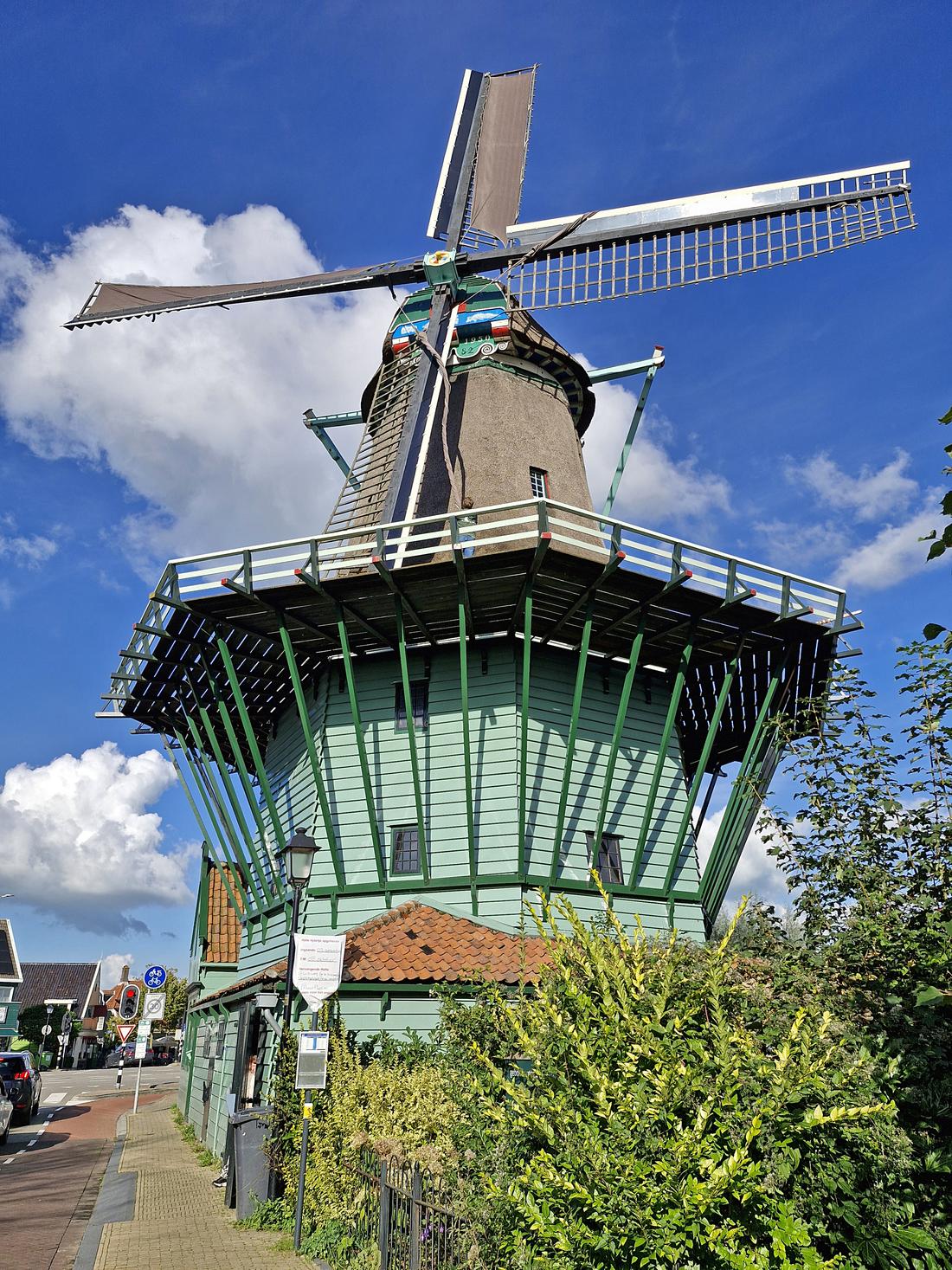 2, Molen 01061 De Bleeke Dood (of: De Dood) (Zaandijk), Rob Hoving (02-10-2026)De molenaar is aan het afzeilen. | Database Nederlandse molens