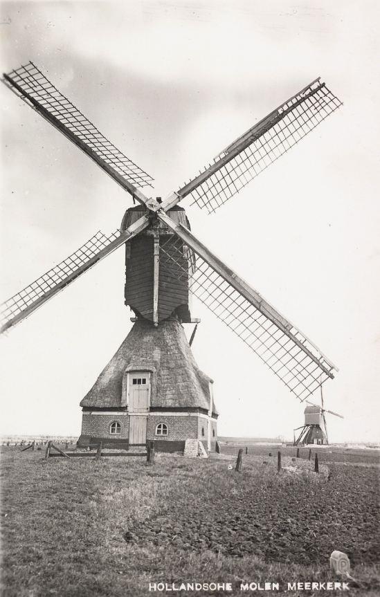 Molen 00825 De Kievit (Meerkerk), Ansichtkaart serie 64 nr 4
Op de achtergrond van de foto is molen 'De Bonk' te Lexmond te zien. | Database Nederlandse molens