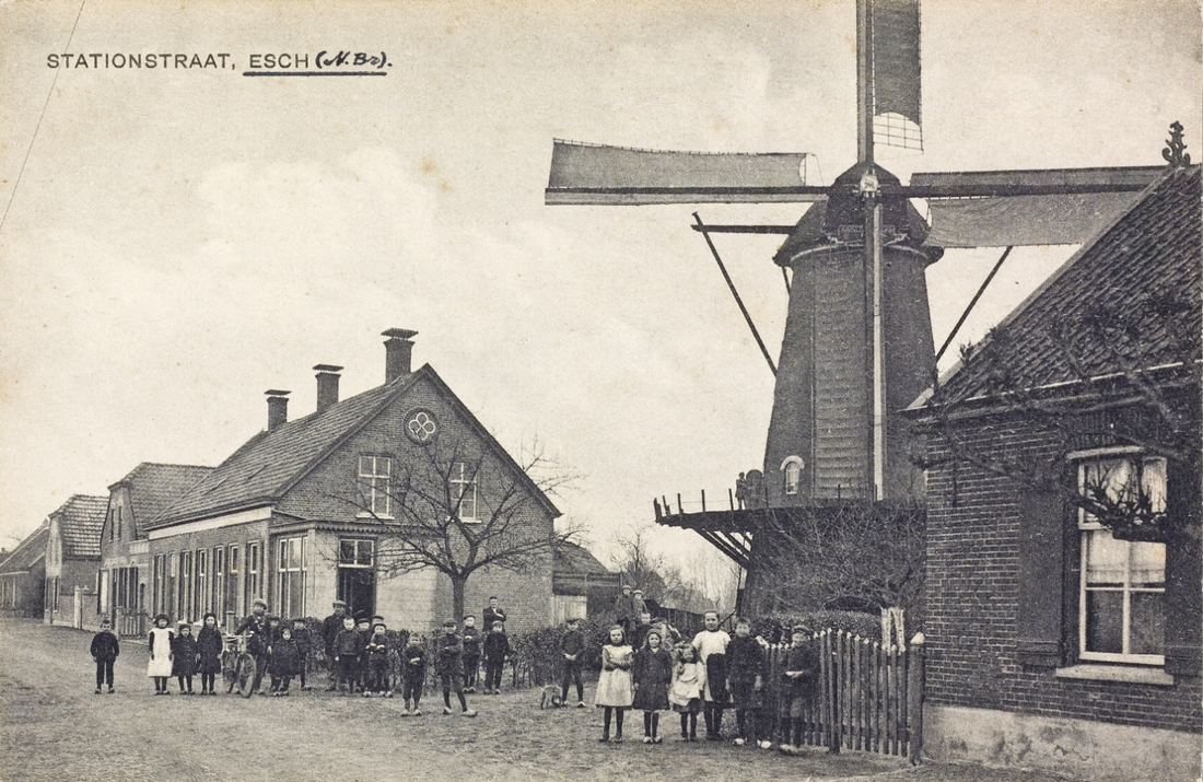 1, Molen 00178 a Molen van Fick / Eschse Molen (Esch), Foto van vóór en na de verwoesting op 27 oktober 1944 | Database Nederlandse molens