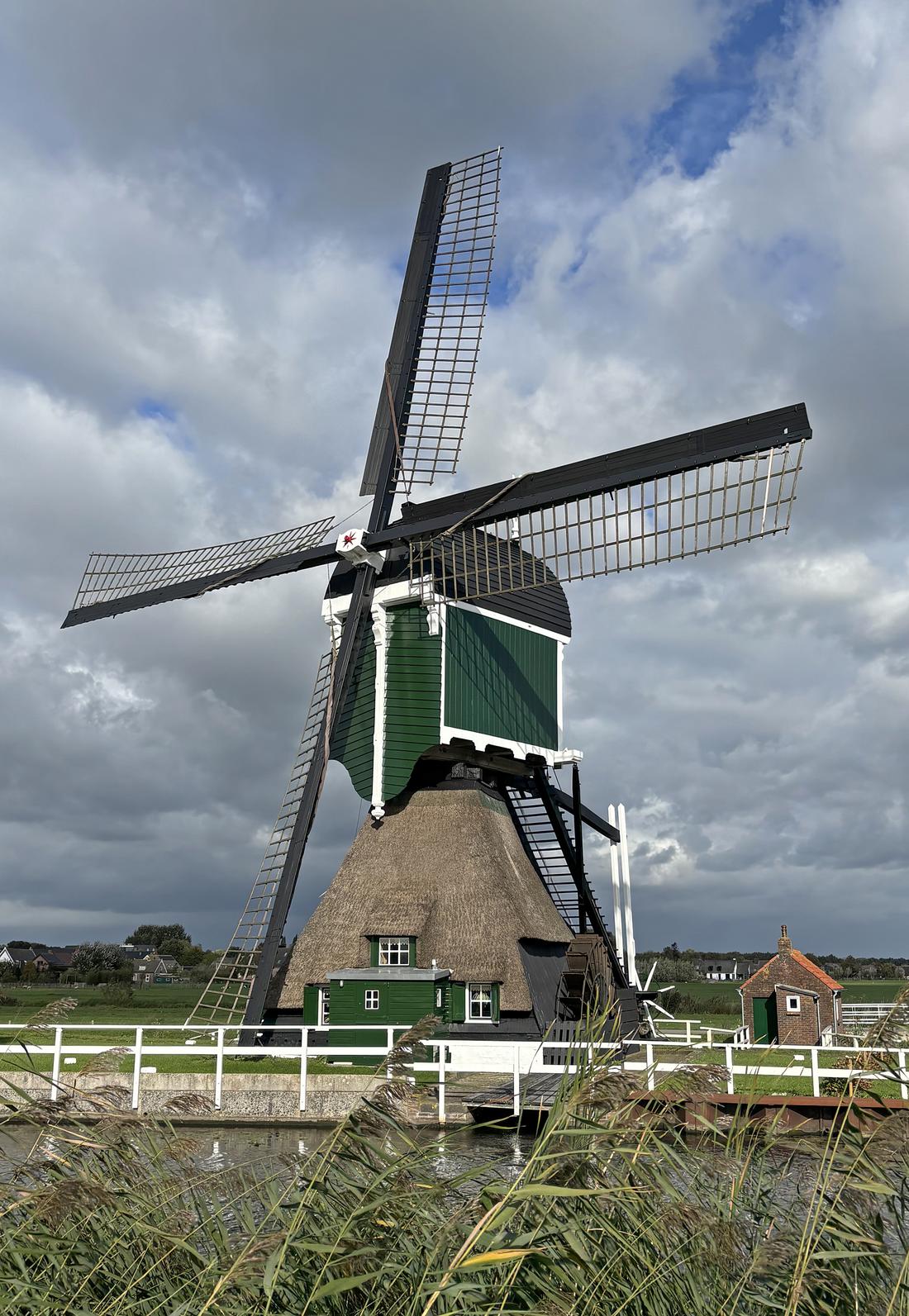 Molen 01489 Gelkenesmolen (Groot-Ammers), Mark Dwarswaard (11-10-2026)De molen is in de zomer van 2026 geschilderd, waarbij de kleurstelling is teruggebracht zoals deze was tijdens de buitengebruikstelling van de molen in 1965.&nbsp;&nbsp; | Database Nederlandse molens