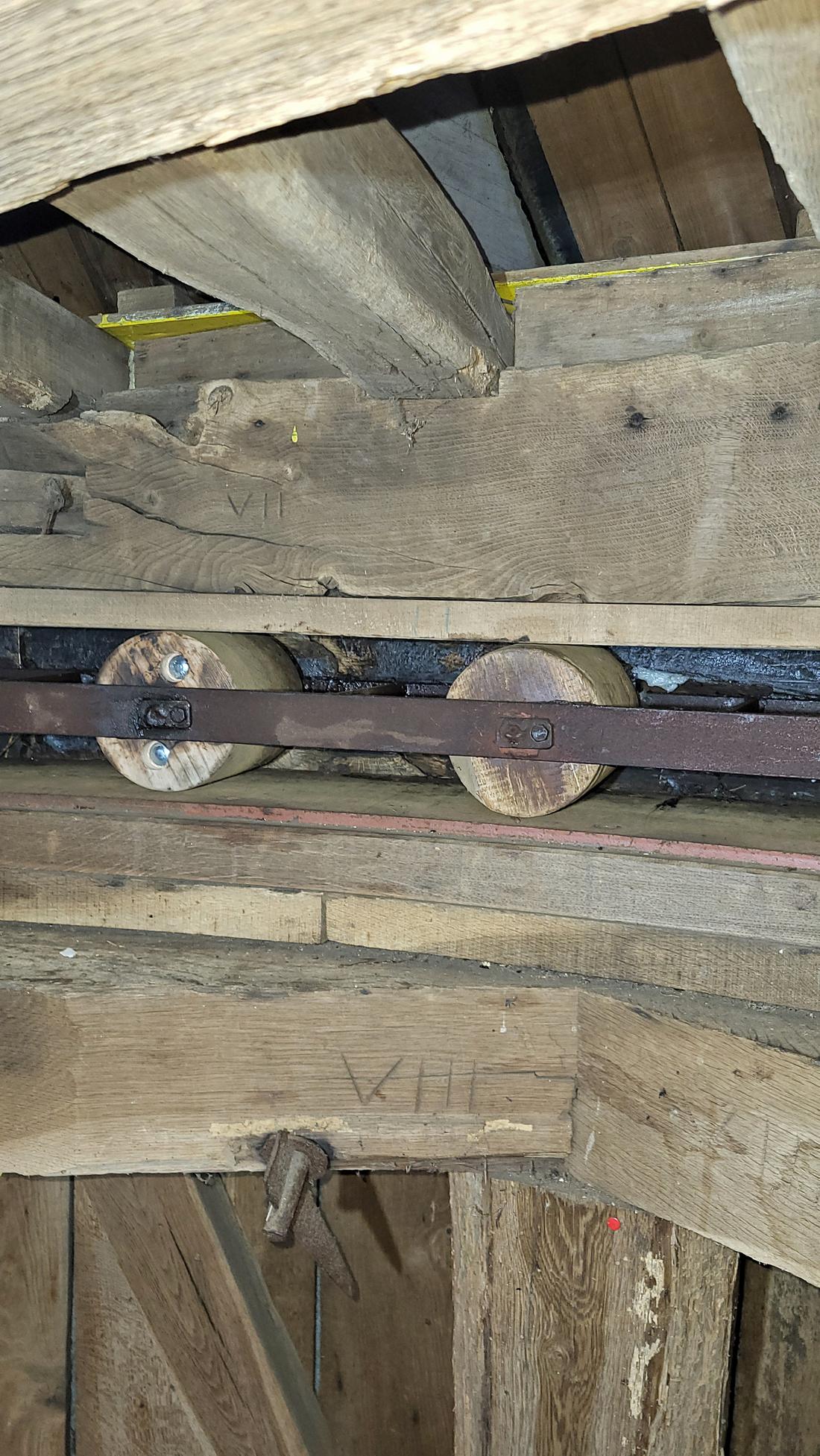 19, Molen 00879 Hermien (Harreveld), Jorben Harbers (15-11-2024)Kapzolder met kruiwerk, iepenhouten rollen. | Database Nederlandse molens