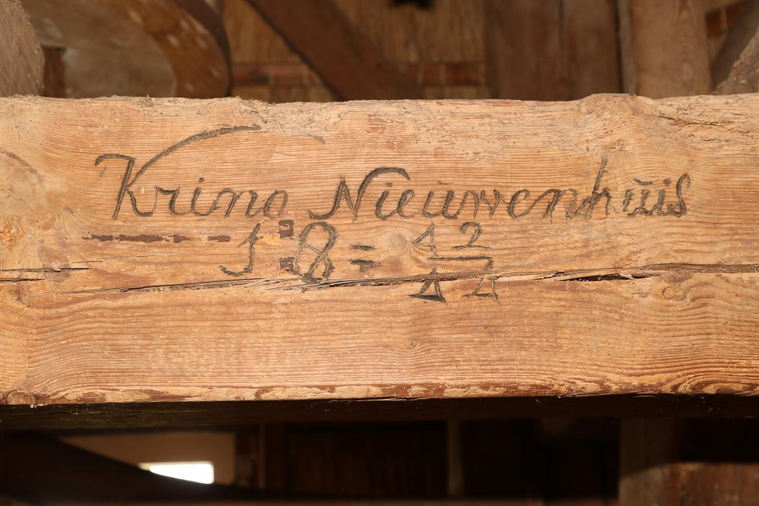 10, Molen 00405 De Zwaan (Voorst), Ronald Bakker (12-09-2026)Inscriptie uit 1842, toen de molen nog in Uithuizen (prov. Groningen) stond. | Database Nederlandse molens