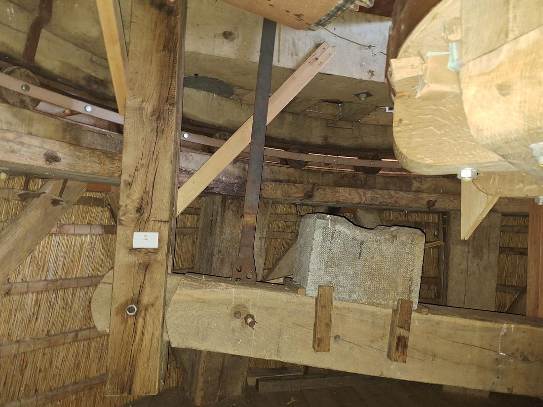 23, Molen 01245 De Hoop (Oldebroek), Jay Verkerk (04-08-2026)De merkwaardige positie van het extra gewicht zo dichtbij de voorezel. | Database Nederlandse molens