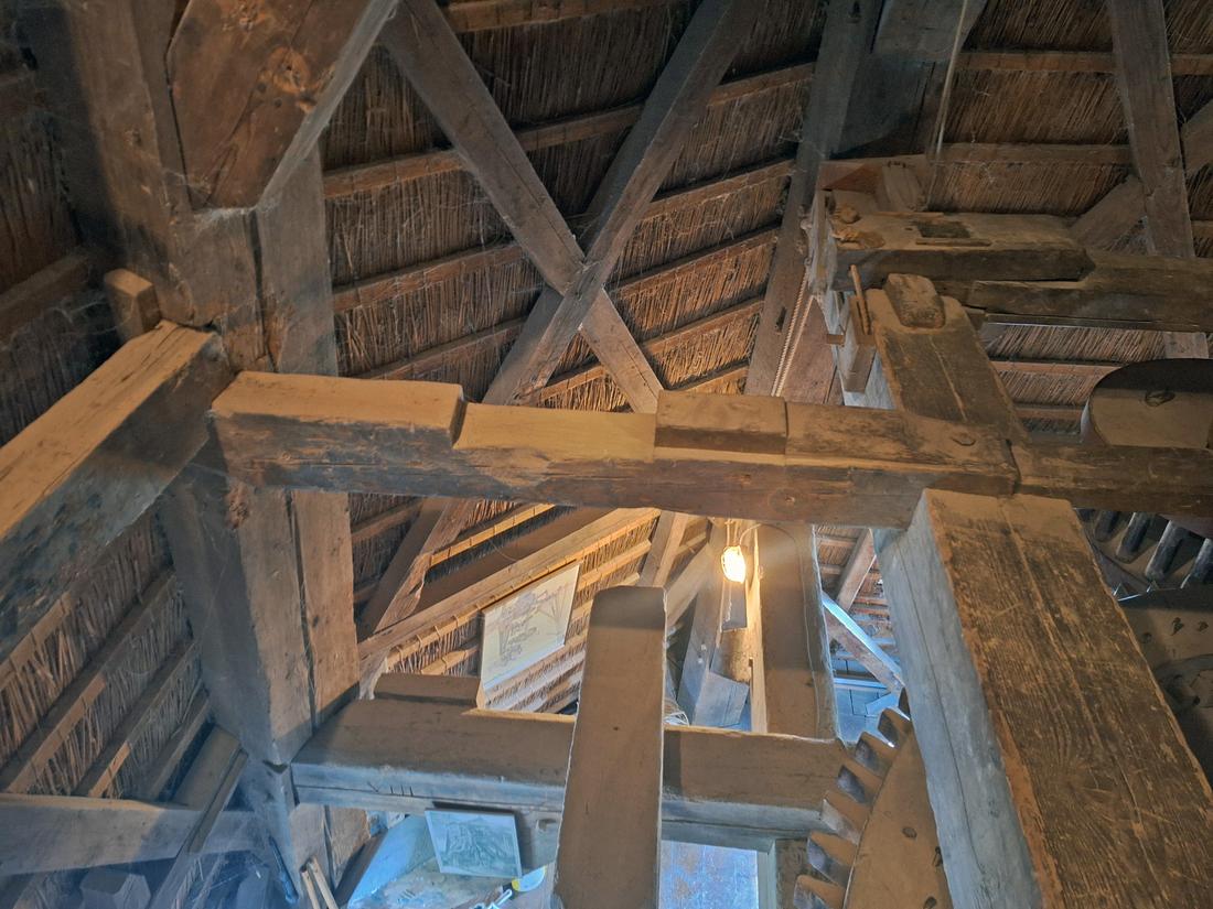 11, Molen 01244 De Tijd (Oostendorp), Jay Verkerk (04-08-2026)Een inkeping voor een ijzerbalk, voor de verdwenen (vermoedelijk) pelspil/steen. | Database Nederlandse molens