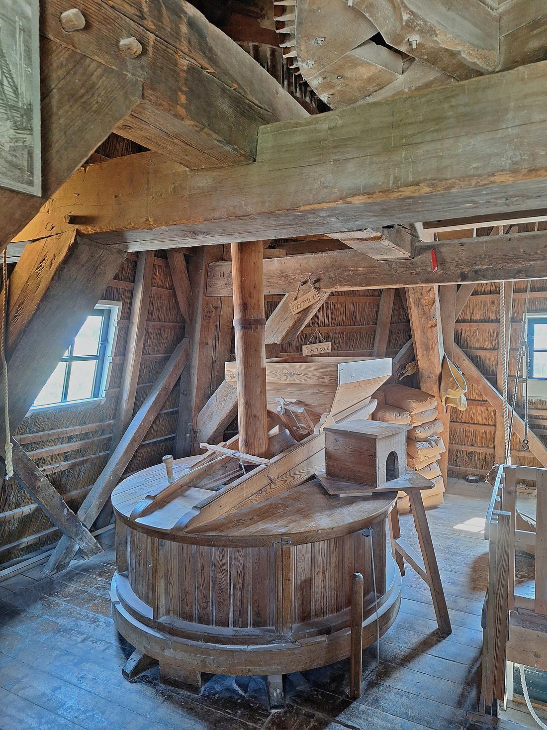 13, Molen 01244 De Tijd (Oostendorp), Jay Verkerk (04-08-2026)Een van de twee koppels maalstenen. | Database Nederlandse molens