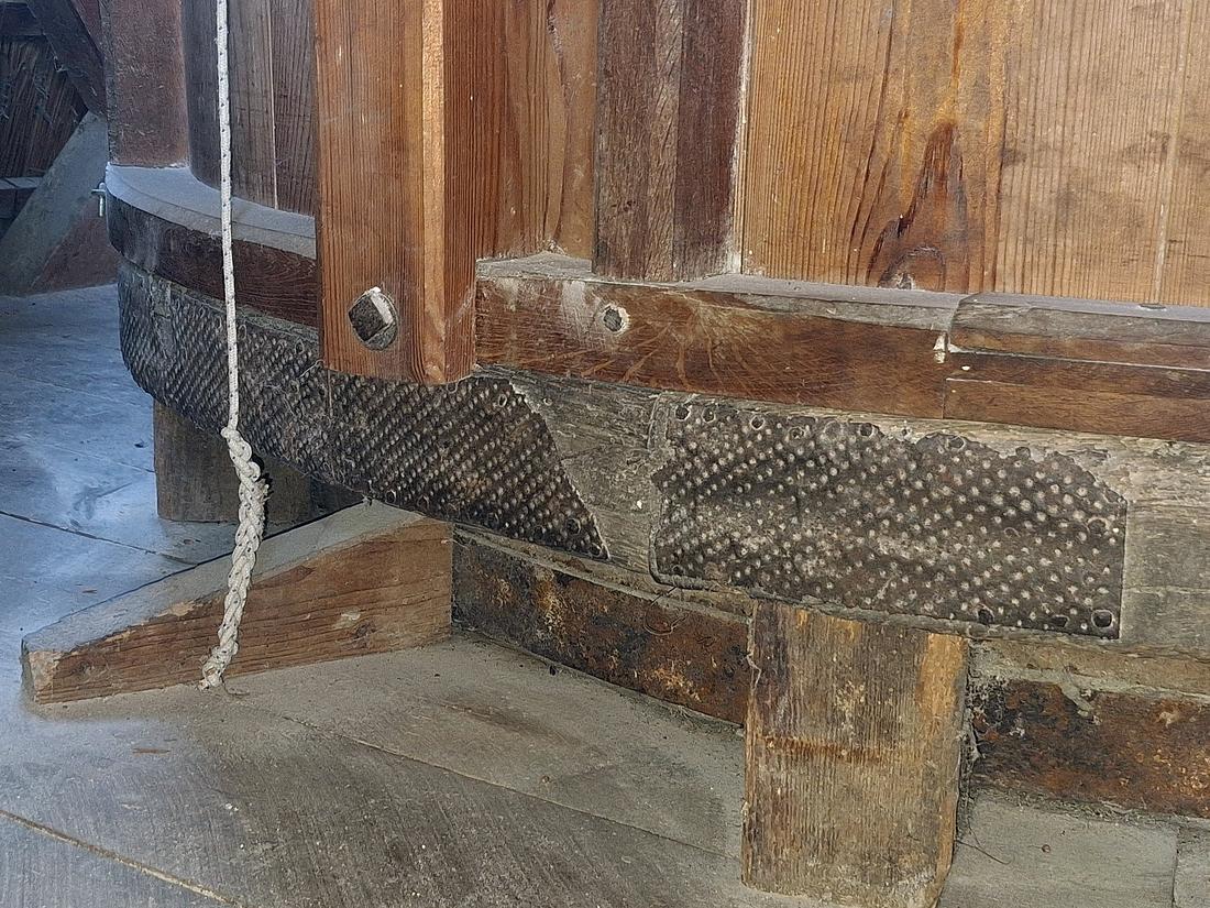 14, Molen 01244 De Tijd (Oostendorp), Jay Verkerk (04-08-2026)Stukken oud pelblik op de meelring. | Database Nederlandse molens