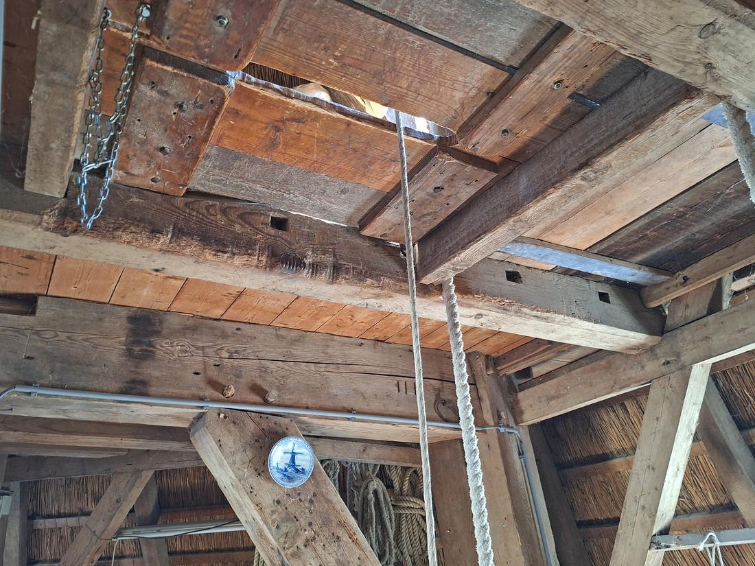 10, Molen 01244 De Tijd (Oostendorp), Jay Verkerk (04-08-2026)Naast de luiluiken bevinden zich stukken oude houten roeden. | Database Nederlandse molens