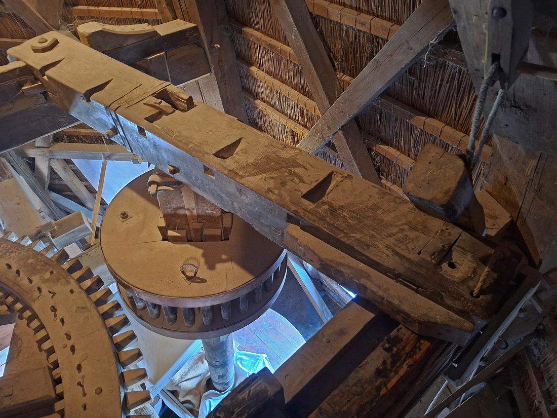 18, Molen 01244 De Tijd (Oostendorp), Jay Verkerk (04-08-2026)In de luizolder zijn veel stukken van oude, houten roeden hergebruikt, zoals hier de ijzerbalk. | Database Nederlandse molens