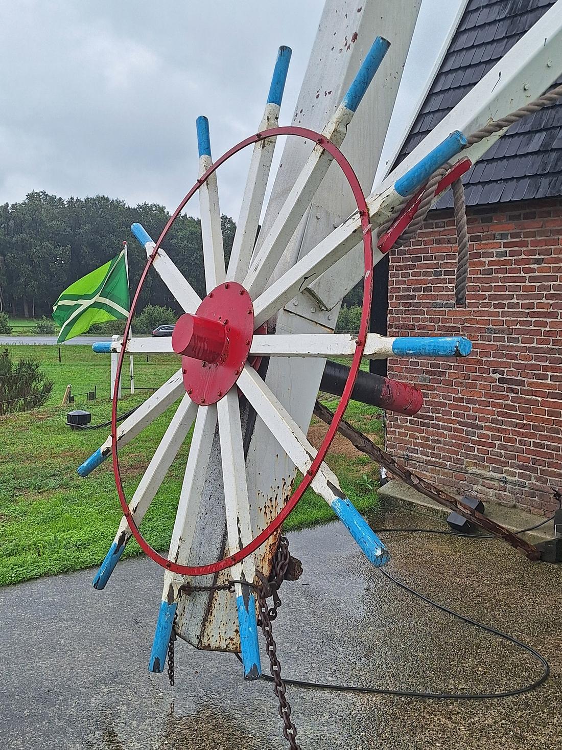 7, Molen 00879 Hermien (Harreveld), Jay Verkerk (13-09-2026)Het kruirad met de Achterhoekse vlag op de achtergrond. | Database Nederlandse molens