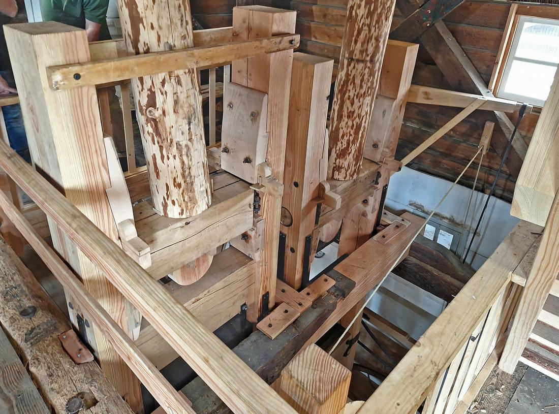 10, Molen 02635 Makkinga's Mölle (Ommen), Jay Verkerk (05-08-2026)De kolderstokken of wuifelaars bestaan opmerkelijk uit ontschorste boomstammen! | Database Nederlandse molens