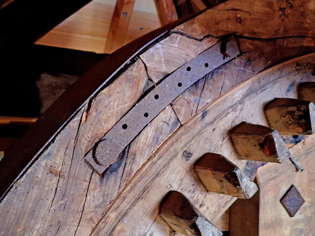 21, Molen 02635 Makkinga's Mölle (Ommen), Jay Verkerk (05-08-2026)Deze Vlaamse vang heeft zowel maanijzers, als een ijzeren band rondom de vangblokken. | Database Nederlandse molens