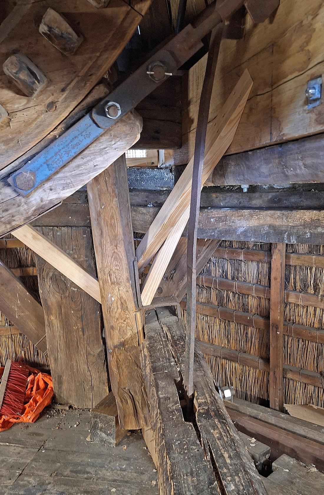 18, Molen 02635 Makkinga's Mölle (Ommen), Jay Verkerk (05-08-2026)Een opvallend detail: de vangbalk scharniert rechts naast de voorezel. | Database Nederlandse molens