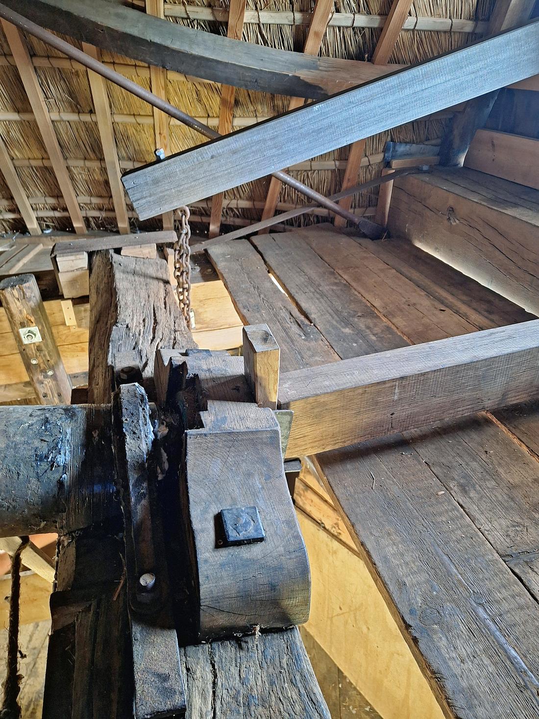 20, Molen 02635 Makkinga's Mölle (Ommen), Jay Verkerk (05-08-2026)Een binnenvangketting, die zich achter de penbalk bevindt, komt maar zelden voor. | Database Nederlandse molens