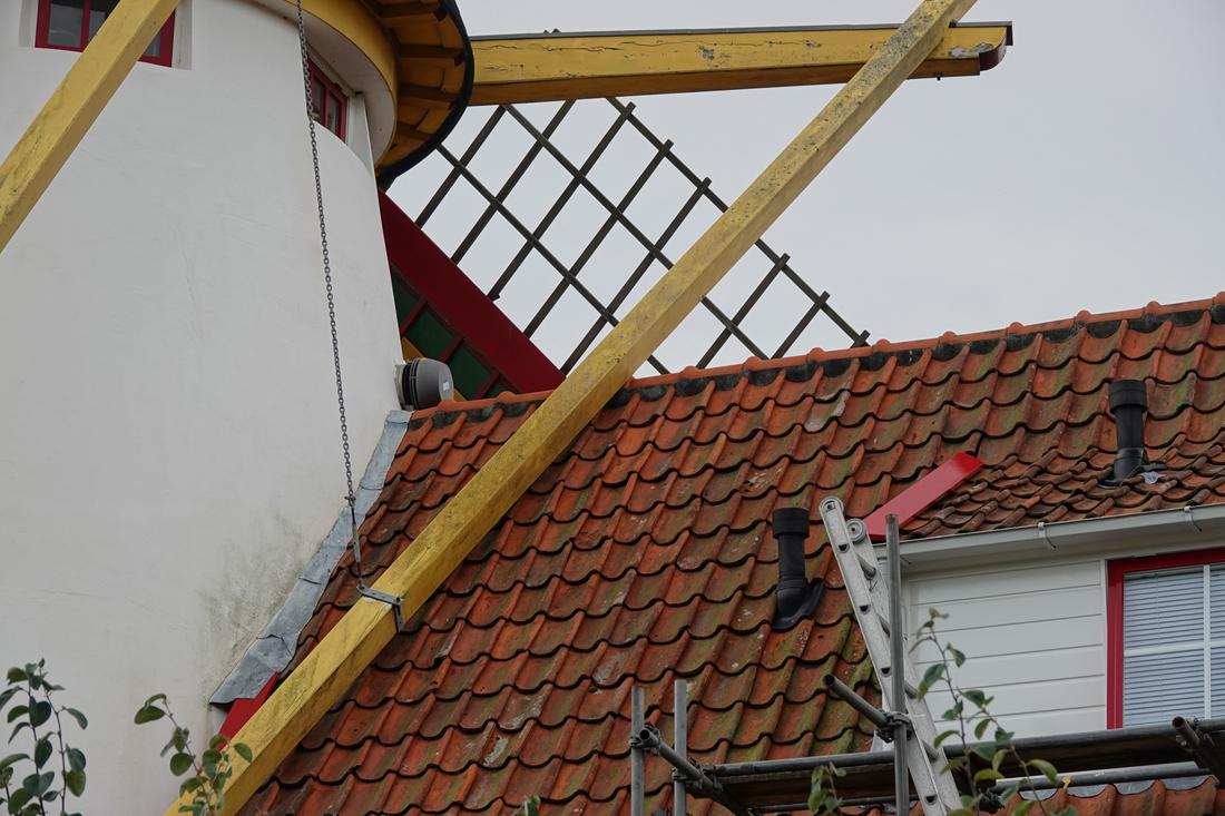 7, Molen 03558 't Welvaaren van Grijpskerke (Grijpskerke), Foto van Michel Dellebeke (03-10-2026)Kruien was overduidelijk niet mogelijk. Lange tijd ruste deze schoor op de nok van de woning. | Database Nederlandse molens