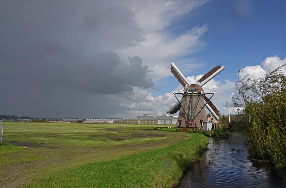 3, Molen 00994 Hogeveensemolen (Noordwijkerhout), Michel Dellebeke (17-10-2026)Een dreigende bui trekt langs de molen. De molenaar is al aan het vangen. | Database Nederlandse molens